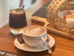 -Chom Cafe and Restaurant