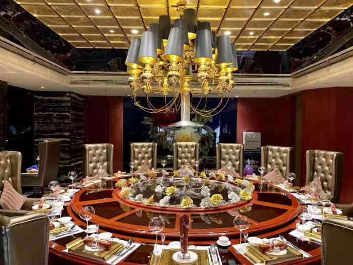 国府一品-"老爷子八十大寿订了国府,进门之后布置的寿.