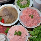 家人们，谁懂啊？火锅店里看到了潦草小狗