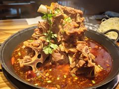 卤香vs麻辣牛大骨棒-老街破店牛大骨