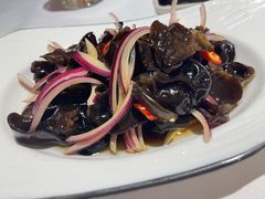 紫皮洋葱拌秋耳-小河盐帮·私家菜·烤鸭(三元桥·霄云路店)