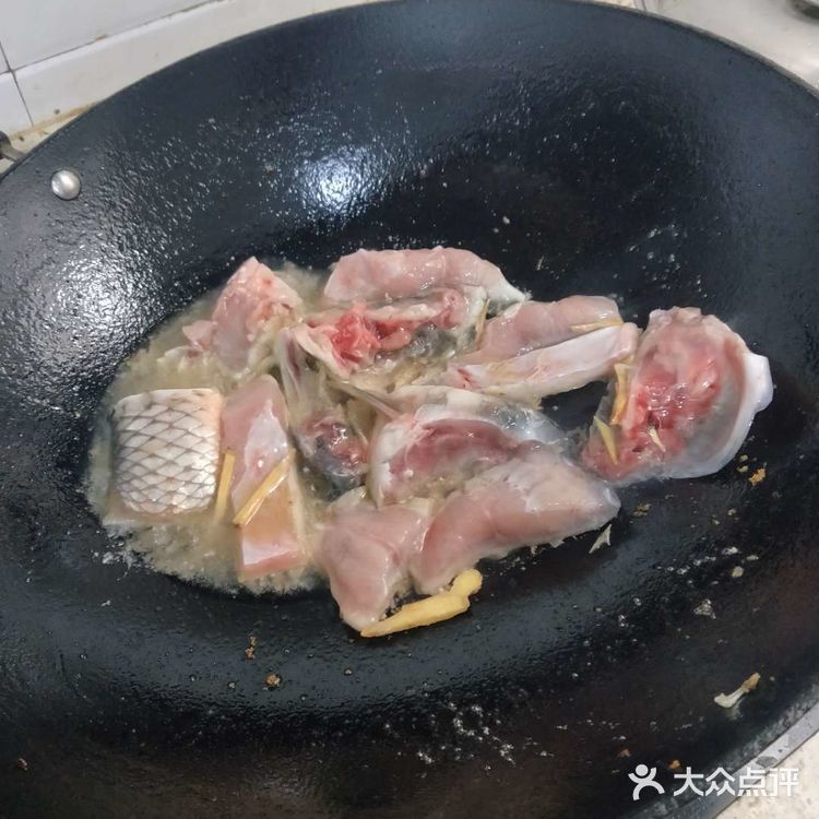 →酸菜鱼（西红柿，酸菜，鱼，盐，油，姜，酸辣椒）