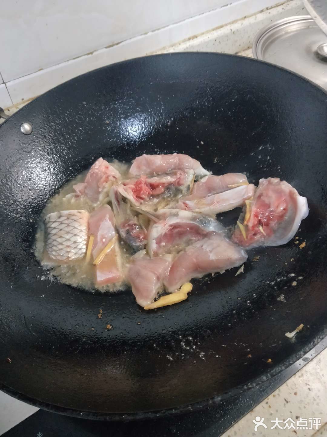 →酸菜鱼（西红柿，酸菜，鱼，盐，油，姜，酸辣椒）