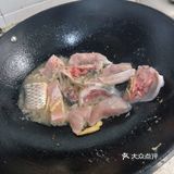 →酸菜鱼（西红柿，酸菜，鱼，盐，油，姜，酸辣椒）