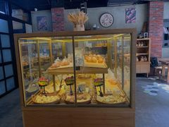 面包甜点陈列柜-啊噗吐呦现场烘焙(麦凯乐店)