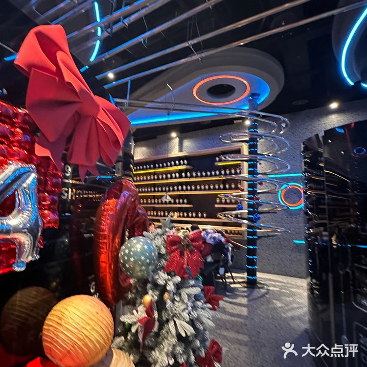 来北京旅游，我们定在了北京合生汇5楼的失重餐厅聚餐