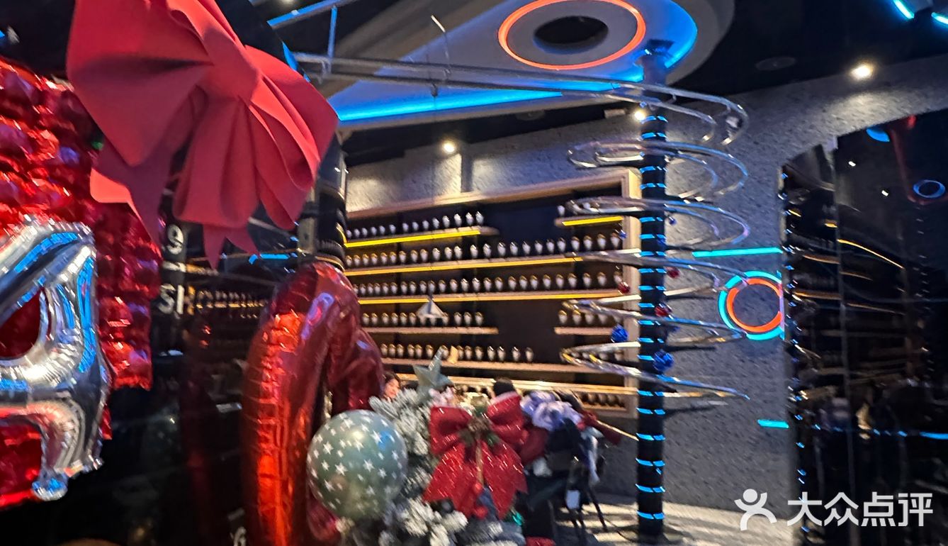 来北京旅游，我们定在了北京合生汇5楼的失重餐厅聚餐