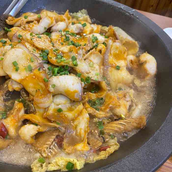 和兴石锅鱼(金乡分店)-"[火锅]店里桌和桌之间是用木制结构镂空隔.