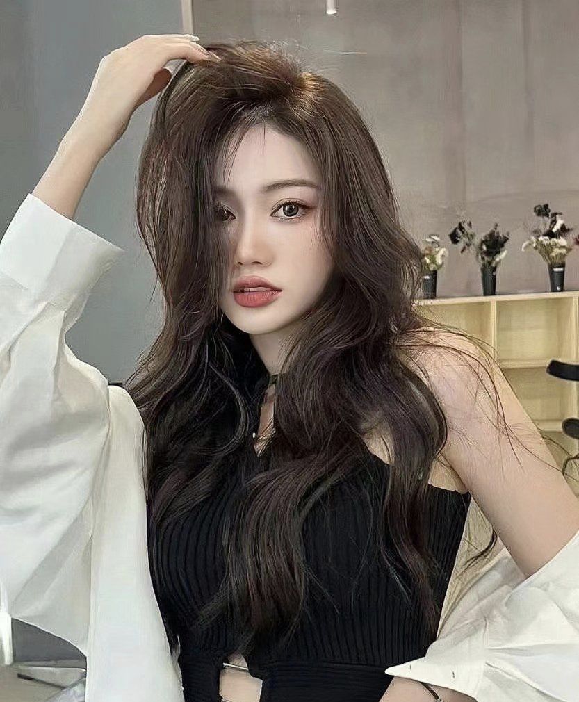 巧克力棕,一种充满活力的发色,它将深邃的