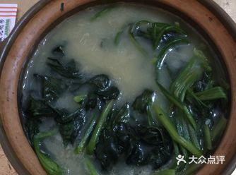 碧绿白波、鲜嫩味美的菠菜鲫鱼汤