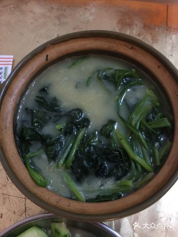 碧绿白波、鲜嫩味美的菠菜鲫鱼汤