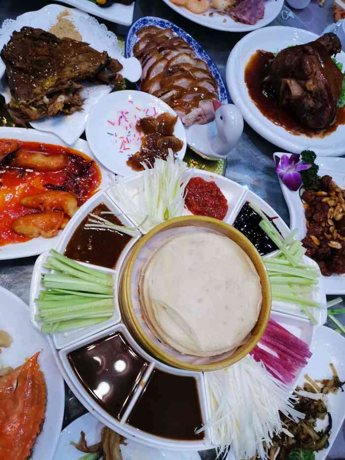 正阳春烤鸭店是老牌子了,就在西湖道人人乐对面,菜量挺大的,味道也不