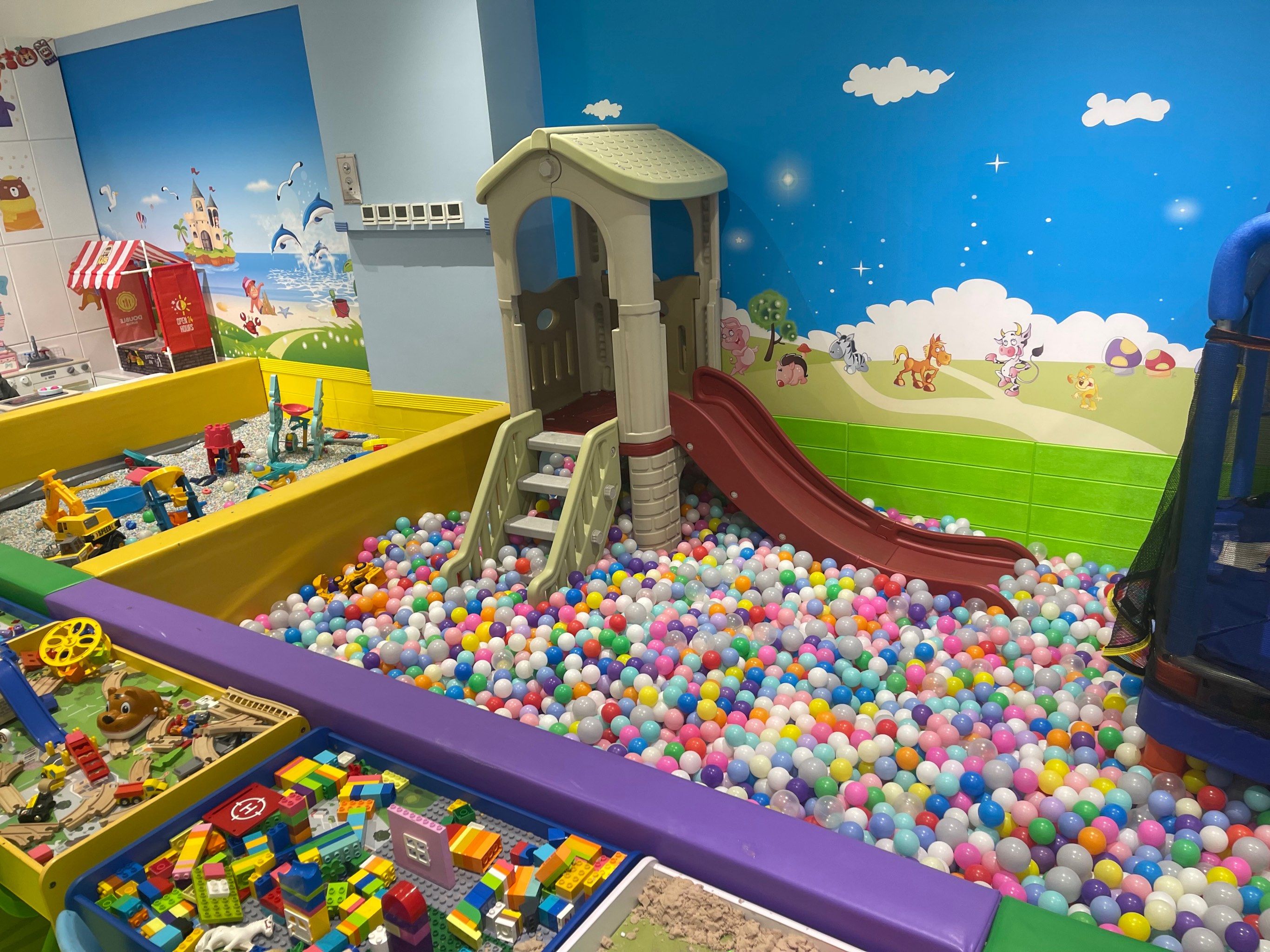 
有小型的海洋球,还有超小型蹦床,店里没有什么人,倒