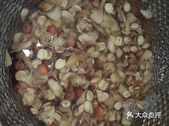 美容养颜的莲子百合木瓜糖水