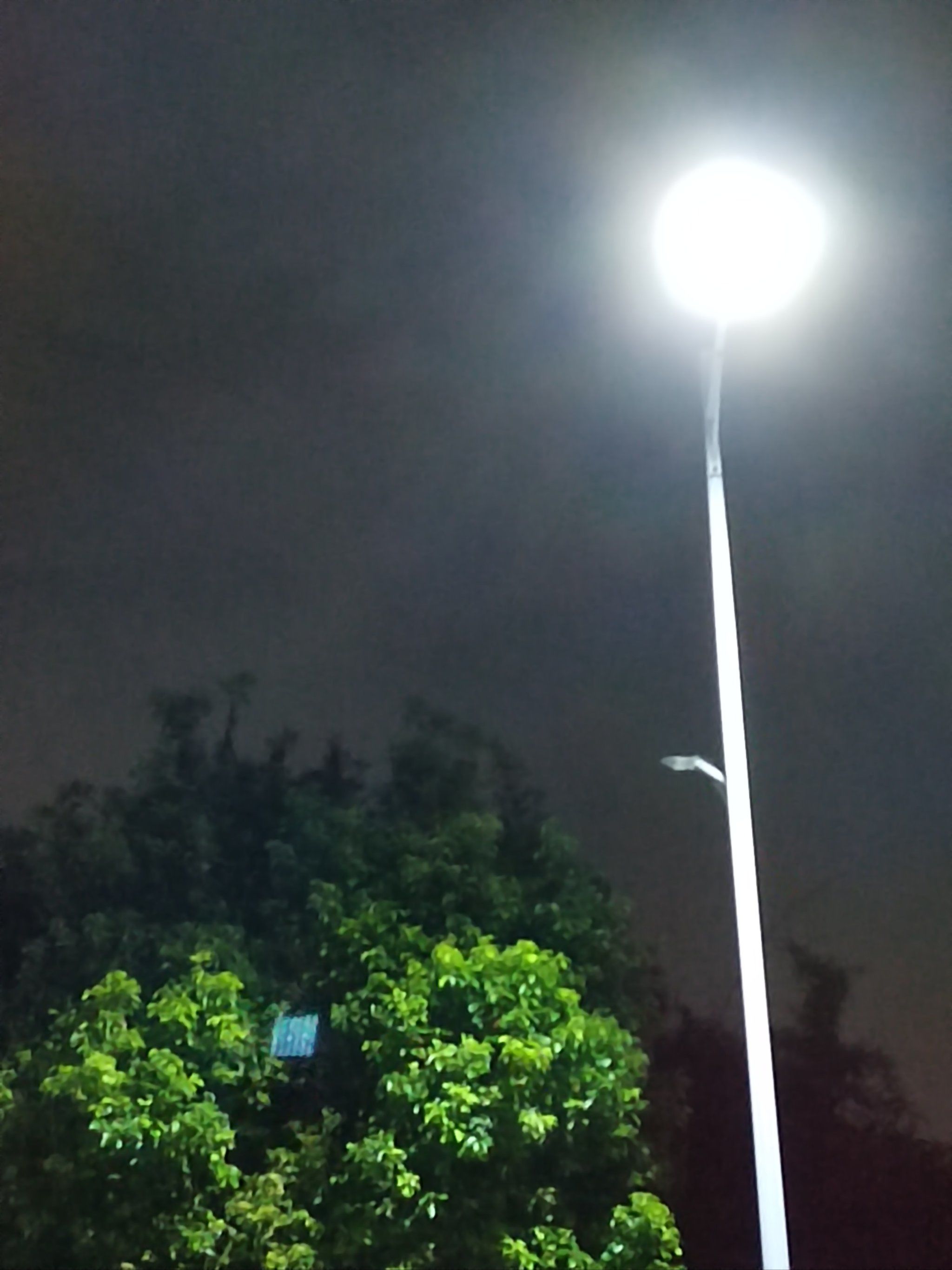 晚上的城市被华灯初上,一盏盏灯光温暖了夜