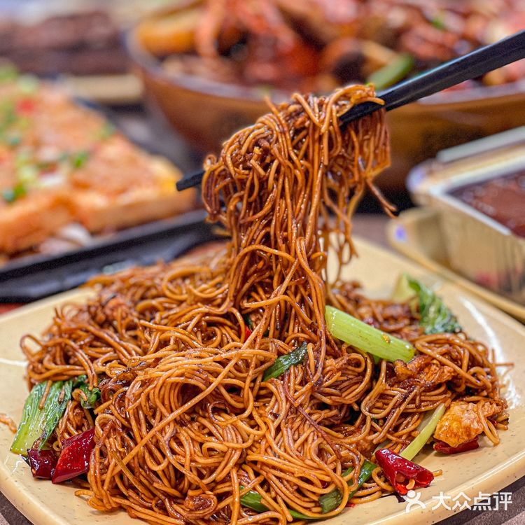 在上海，这家市井酒馆是懂烧烤的，更懂人心～