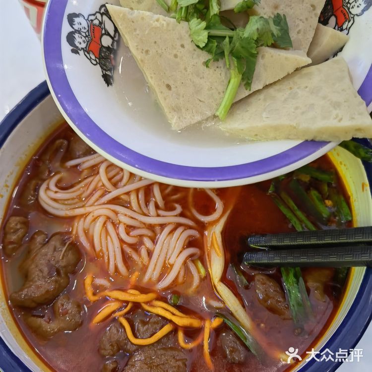 麻辣肥肠米线：成都街头的味蕾狂欢