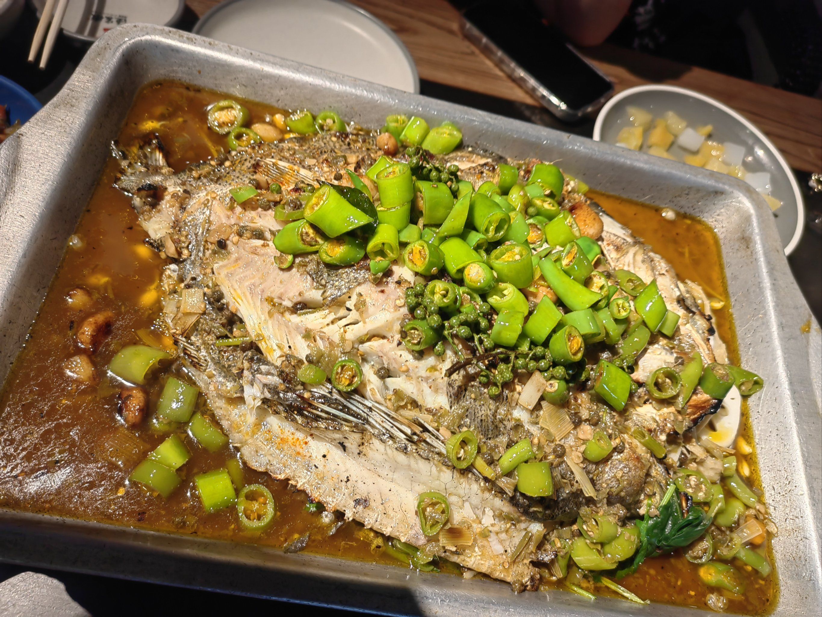 渔家傲烤全鱼:青麻椒海鲈鱼,美味难挡!