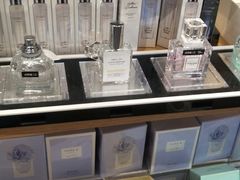 -名创优品(北京新中关购物中心地铁层店)