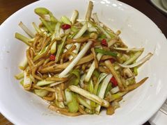 韭黄炒杏鲍菇-何氏排骨(左家塘店)