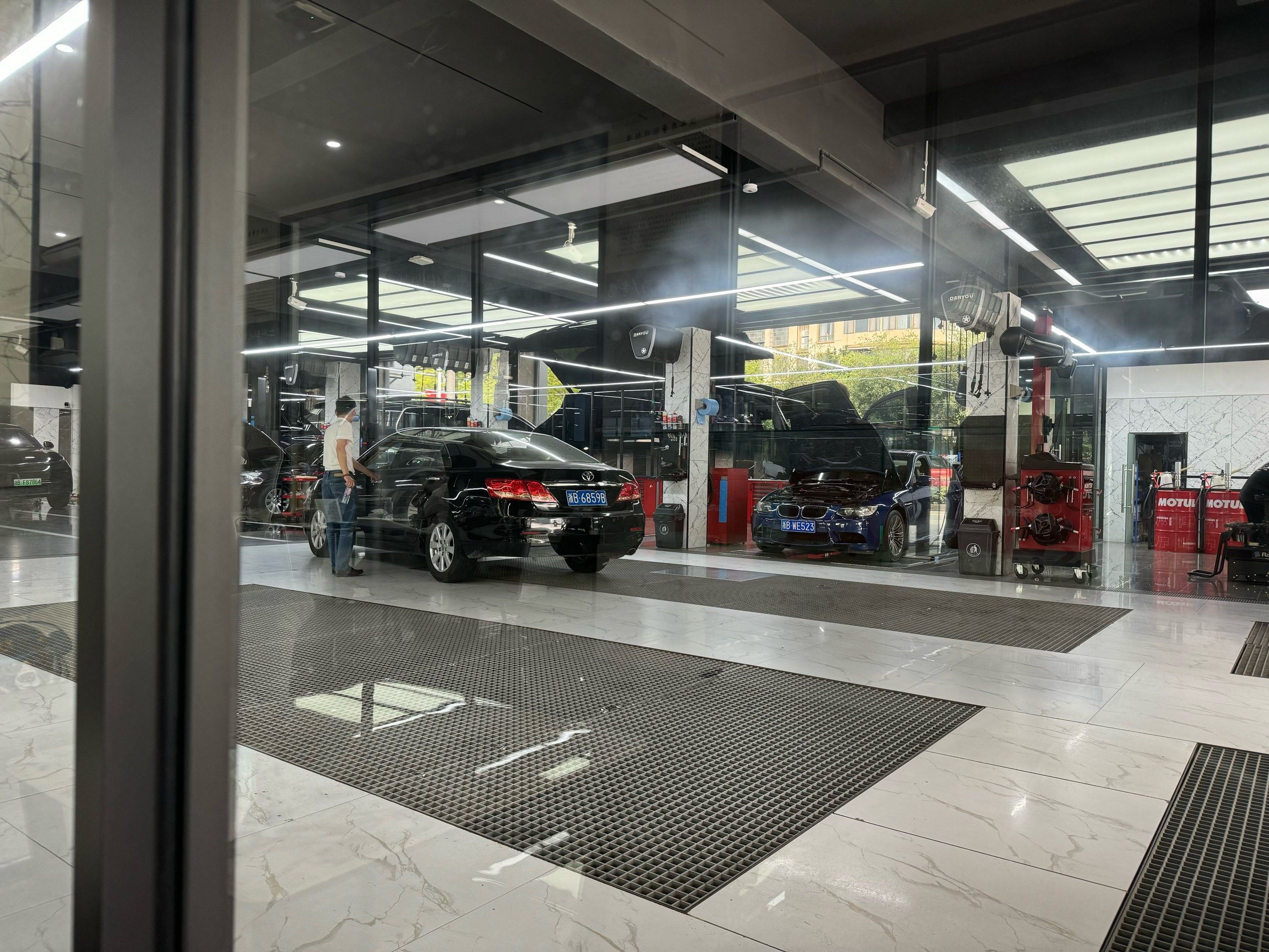 这是见过的最干净整洁的维修车间,没有之一