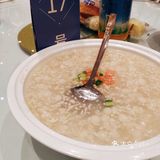 公司年会场装扮的 咋一看还以为婚礼现场