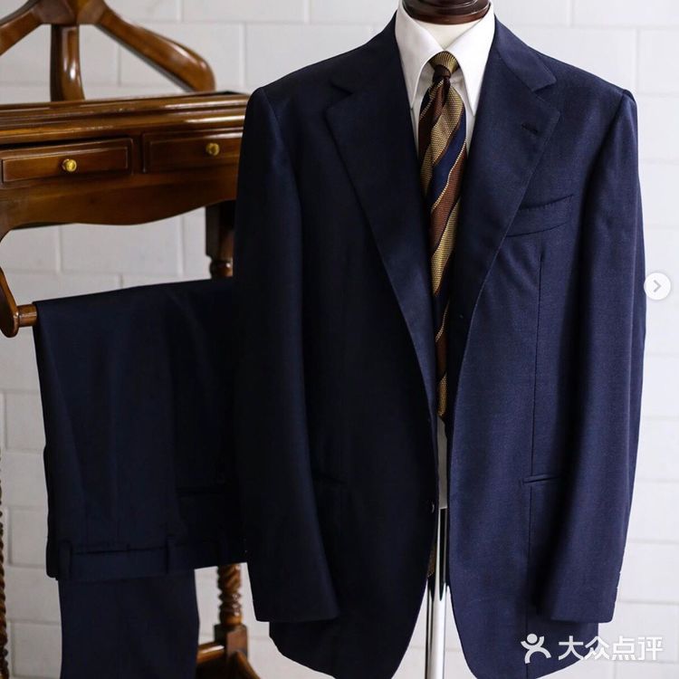 婚礼不能只新娘自己美,新郎的礼服也要到位