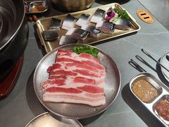 -围炉肉舍丹东海鲜烤肉·烤活鳗(步行街店)