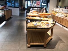 面包甜点陈列柜-全日可颂动物奶油生日蛋糕(步行街店)
