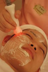 面部疗程中-Oasis Beauty水磨坊科技美肤中心