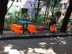 树荫下的座位-修记牛杂店(同华东一路店)