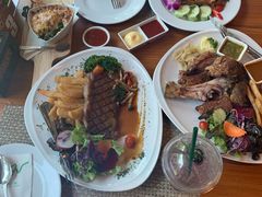 -Chom Cafe and Restaurant