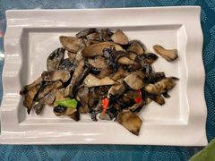 素炒黑蘑菇-乡村馕坑肉·烧烤·新疆菜·本地人更爱吃(阿勒泰首店)