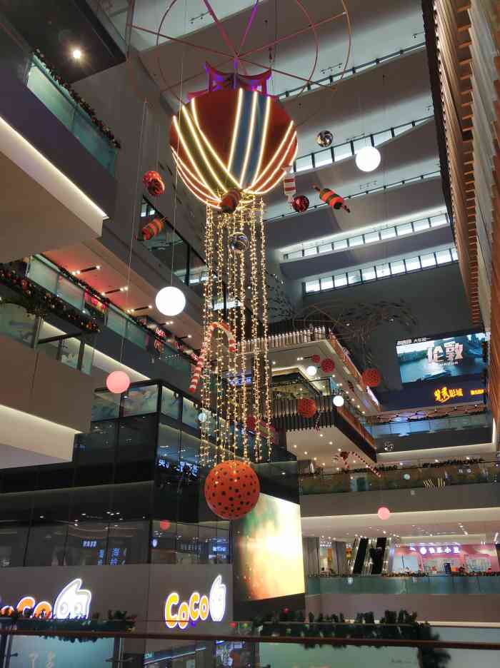 金茂湾购物中心-"这个商场的位置太棒了,就在轮渡旁边,靠着.