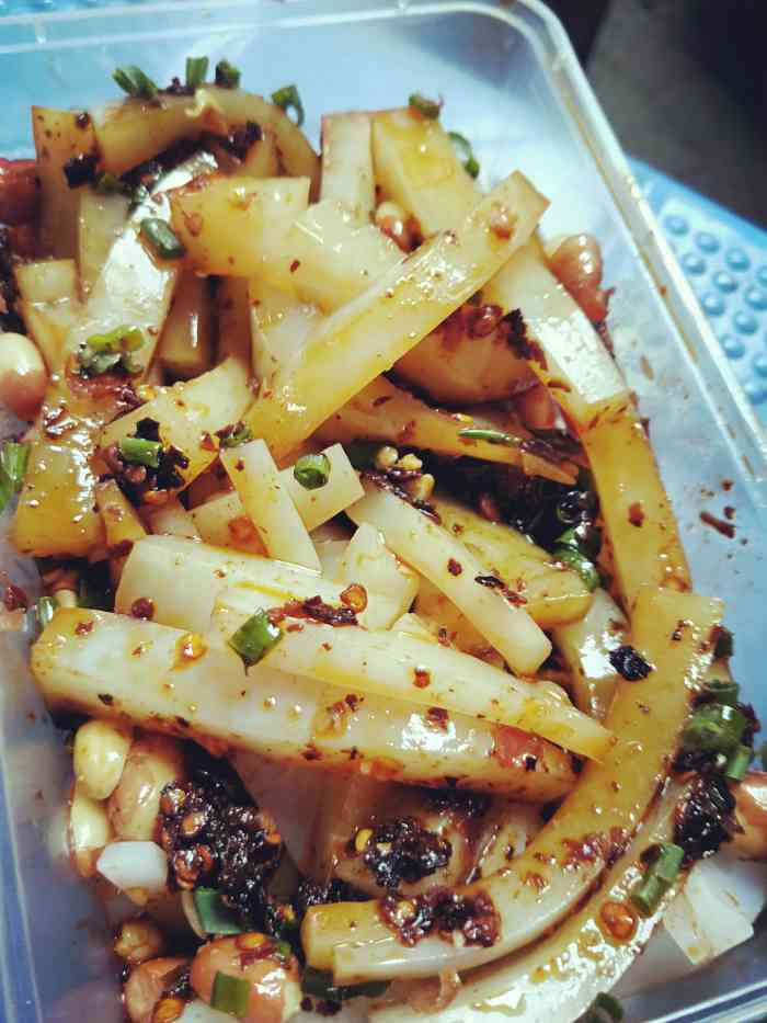 鸡杂锅里有肠子,郡子,土豆,豆芽,芹菜,魔芋,都很下饭!