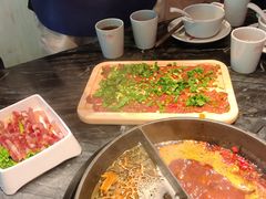 绝代双椒小嫩牛-热火朝天鲜切牛肉火锅(南强街巷店)