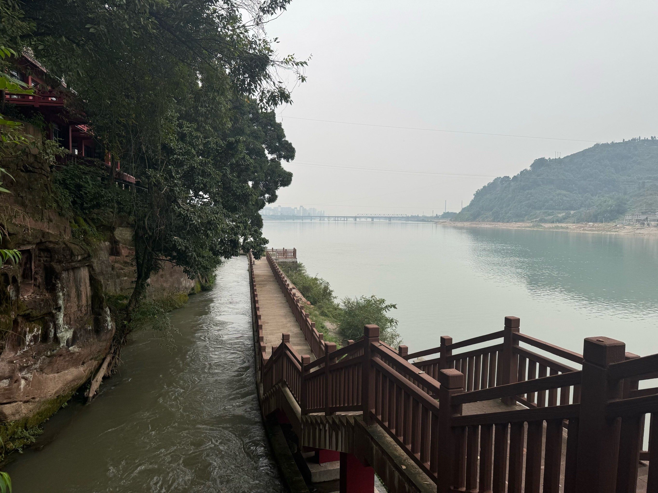 「东风堰千佛岩:历史文化游,交通与视野需注意