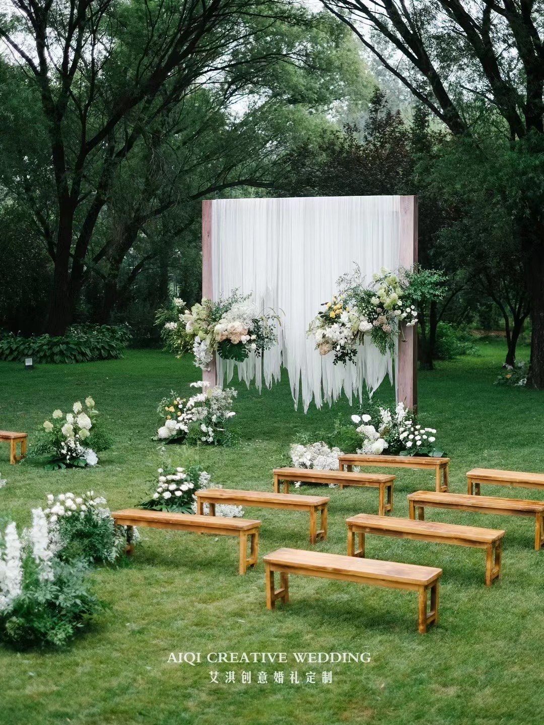 白绿森系户外草坪婚礼