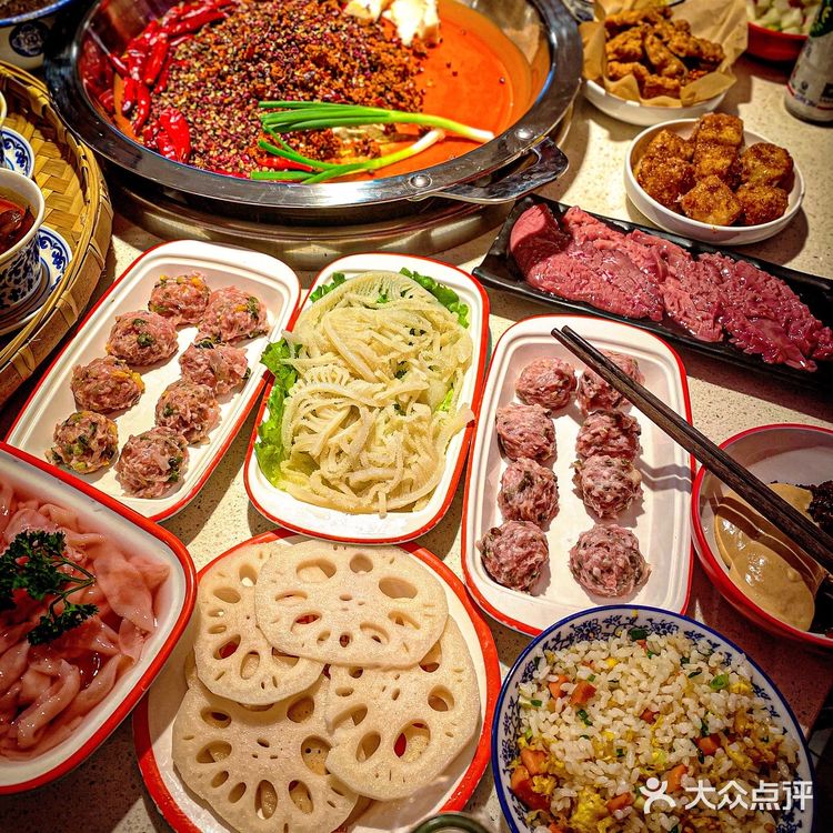 这家火锅店的虎皮鸡爪，一抿脱骨  软糯入味 辣的嘴皮起翻