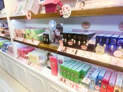 美瞳货架-4iNLOOK美瞳店(龙之梦购物中心虹口店)