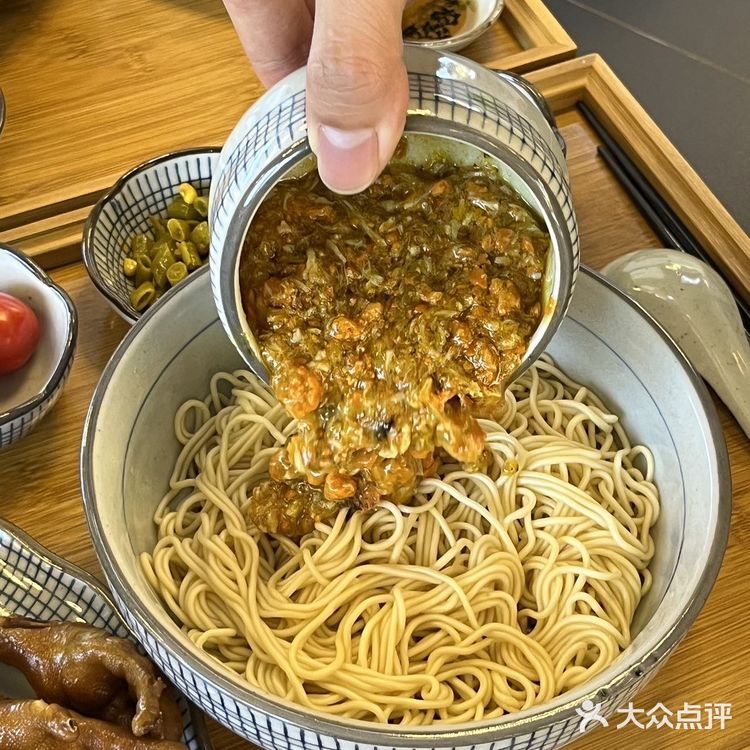 右滑，给大家表演吃128的蟹面