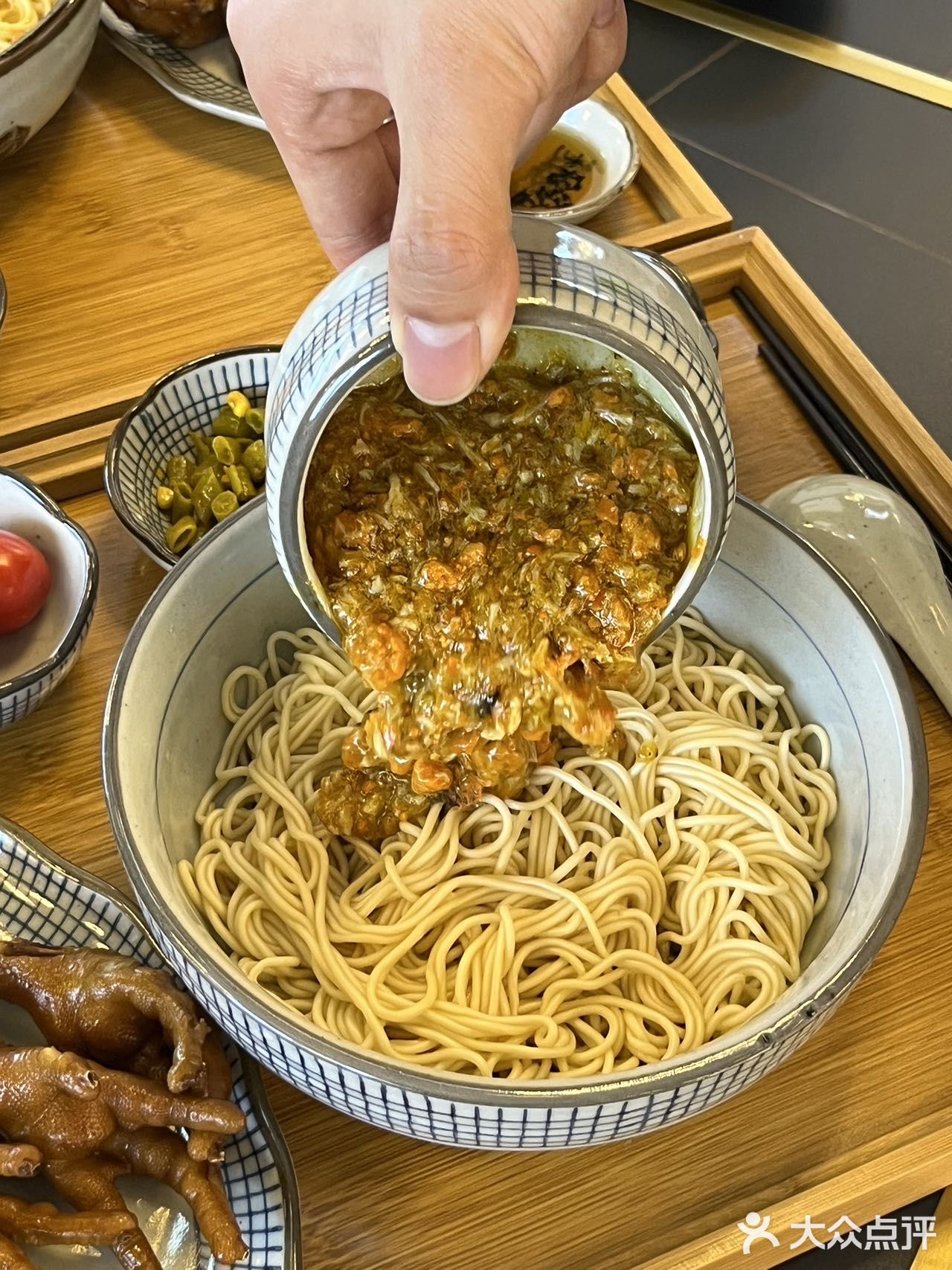 右滑，给大家表演吃128的蟹面