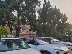 -枫蓝国际购物中心-地面停车场