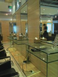 玻璃做的剪发台-美秀造型