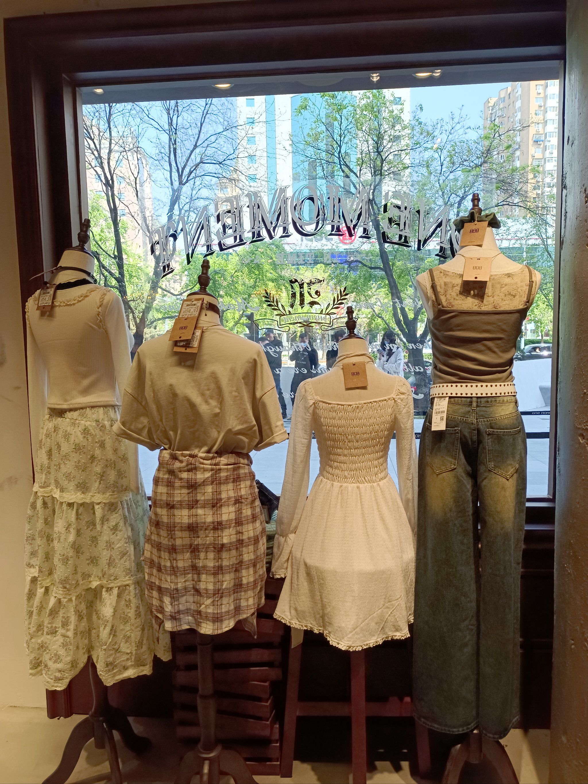 box二期项目今天对外开放了两家店[强]大盒子里又多了个超好逛的女装