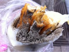 年糕裹油条口感好奇特。。黑洋酥最香了！-上海虹口糕团食品厂(欣兴店)