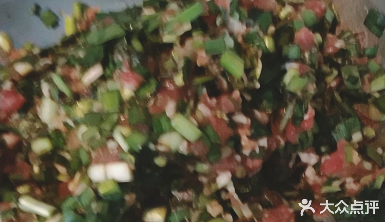 韭菜切末，和肉馅搅拌到一起