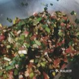 韭菜切末，和肉馅搅拌到一起