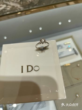 今天来河西金鹰世界的珠宝区安度品牌来看一个钻戒