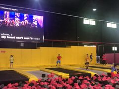 -嘿哟动霸CHUA·新潮玩运动娱乐中心·蹦床滑冰团建乐园